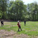 Frø høstet fra vilde planter kan spredes i nye områder for at hjælpe naturen på vej. Her spredes frø på tre nye skovenge i Lerbjerg Skov. Foto: Mikkel Eeg, Nationalpark Skjoldungernes Land