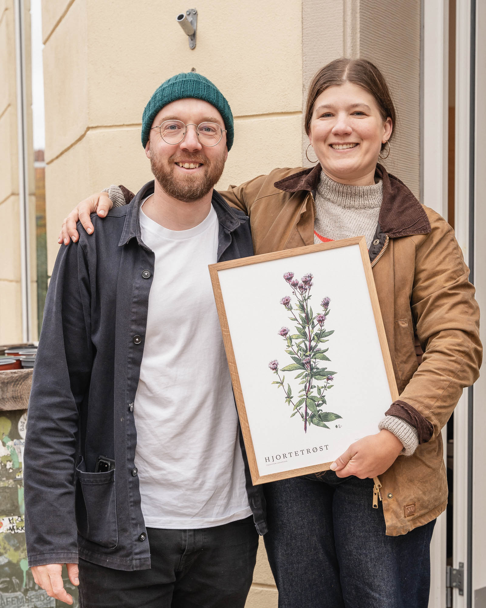 Kogebogsforfatter Camilla Skov, Vegetarisk Hverdag og tegner Stefan Lægaard Lige Linjer sikrer 8 m2 til naturen ved at sælge deres plakat med planten hjortetrøst.