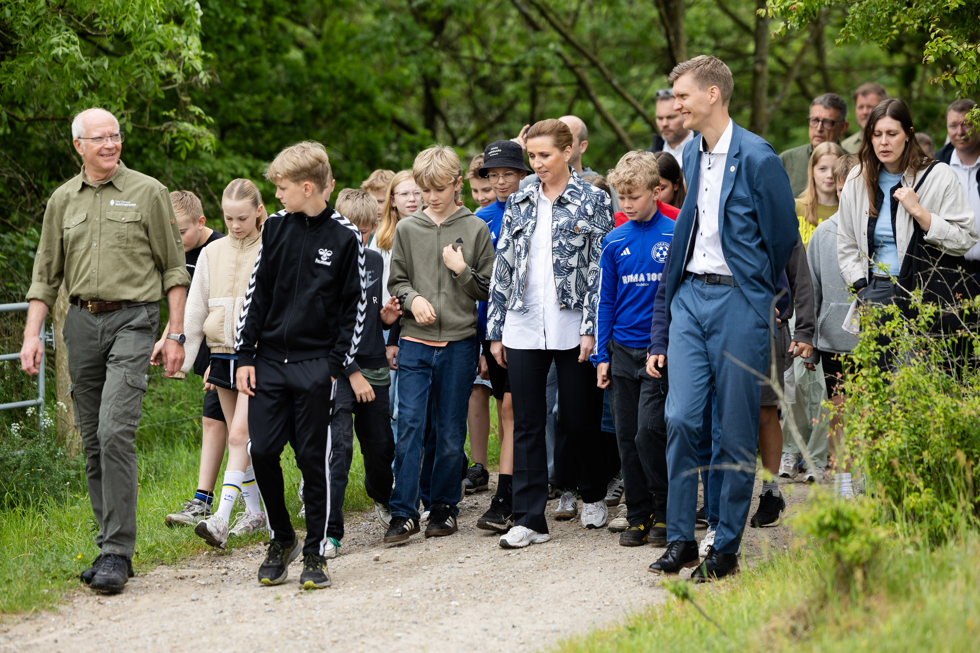 Elever fra 5. årgang på Vodskov Skole gik tur i naturen sammen med statsministeren, Aalborg Kommunes borgmester og Naturfondens formand.