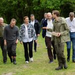 På turen i Hammer Bakker fortalte biolog i Naturfonden, Frederik Møller, om, hvordan man giver naturen de bedste levevilkår i naturområdet. Fra venstre Bengt Holst, formand for Naturfonden, Frank Erichsen, statsminister Mette Frederiksen. miljøminister Magnus Heunicke, Frederik Møller og borgmester i Aalborg Kommune, Lasse Frimand Jensen.