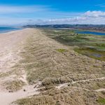 Grønnestrand ved Jammerbugten i Nordjylland er ægte dansk vildmark. Mellem stejle klippeskrænter mod øst og vest breder den sjældne og unikke atlantiske klithede sig over flere tusinde hektar. Her former vind, sand og hav hele tiden landskabet. Her er stort set ingen bygninger til at genere de fænomenale udsigter over hav og klit. Foto Jesper Edvardsen
