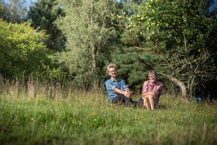 Lodsejerne Marianne og Mads ejer noget af jorden omkring Bachs Hede. ”Vi er rigtigt glade for, at vi nu kan komme i gang med at hjælpe naturen. Hver især kan vi ikke redde naturen med vores små arealer, men sammen og med Naturfondens hjælp kan vi nu binde naturen sammen, udvide naturarealerne og dermed sikre flere levesteder til de sjældne planter,” siger de.