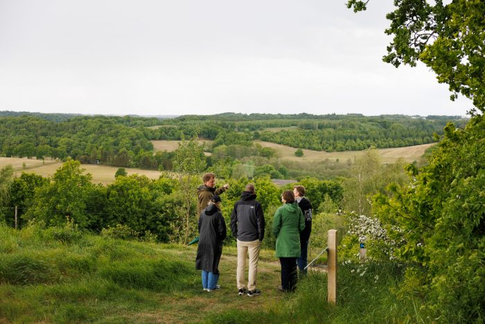 Et nyt, stort samarbejde mellem Dankort og Naturfonden betyder 1 øre til mere natur hver gang, vi bruger vores Dankort. Det giver mange millioner kroner ekstra til naturen de kommende år. De første natur-arealer er allerede sikret sammen med Dankort i Vejle Ådal, og flere er på vej. Mere plads til naturen er vigtig for at vende klima- og biodiversitetskrisen og give mulighed for flere naturoplevelser til alle i Danmark.